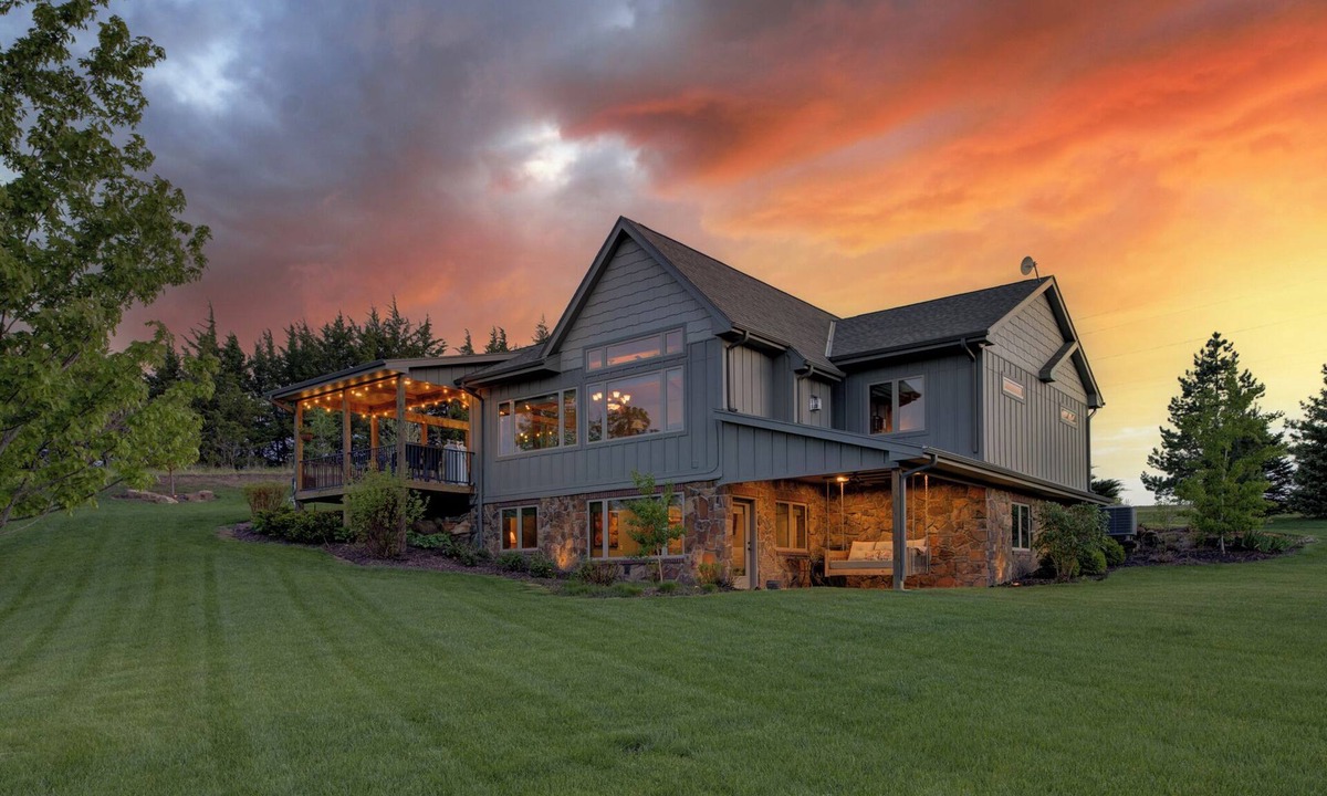 Elkhorn Cabin | Luxury Cabin Overlooking Lake Wanahoo