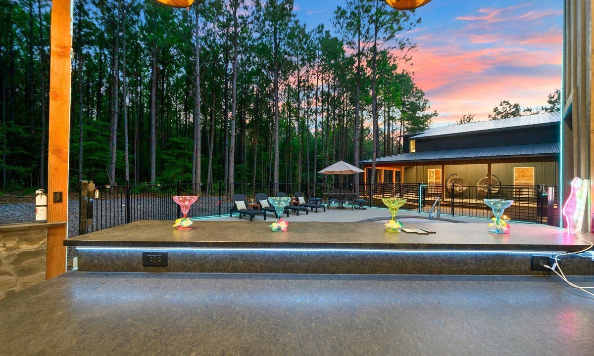 Pickens Cabin | Luxury Cabin w/Private Pool, Hot Tub, Game Table, Outdoor Kitchen & Balcony Fireplace – Sleeps 8