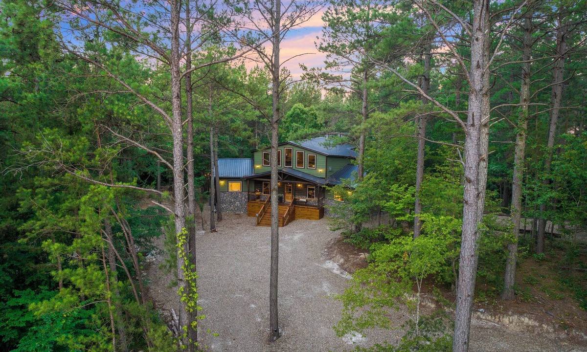 Broken Bow Cabin | Luxury Cabin with Rustic Charm and Modern Amenities in Broken Bow, Oklahoma.