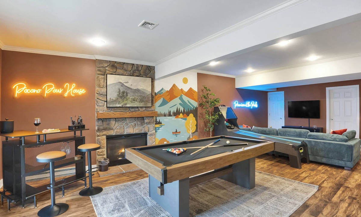Tannersville House | Luxury Camelback Summit: 5bed 4bath, Hot Tub, Game Room, Movie Room, Slope Views
