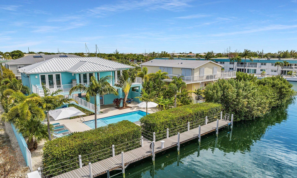 Marathon House | Luxury Canal Home | 70’ Dock, Heated Pool, Viking Kitchen & Ocean Access