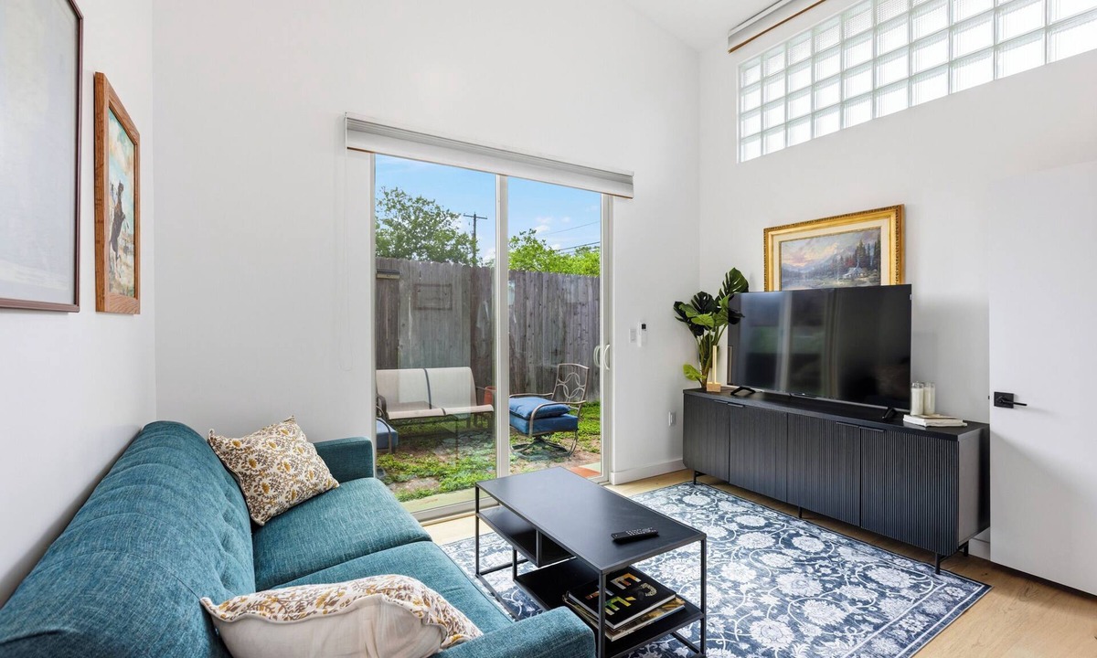 Highland House | Luxury Casita: Private 1-Bedroom Gem with Bright Glassblock Everywhere