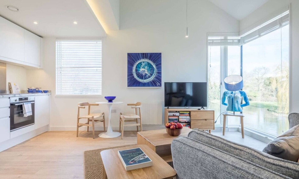 Cambridge Apartment | Luxury Central Apt - Riverside Views & Parking!