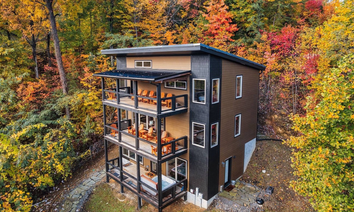 Chalet Village Ski Chalet | Luxury Chalet.2 miles from Gatlinburg. Heated Pool. Hot Tub. Arcade. Sleeps 14