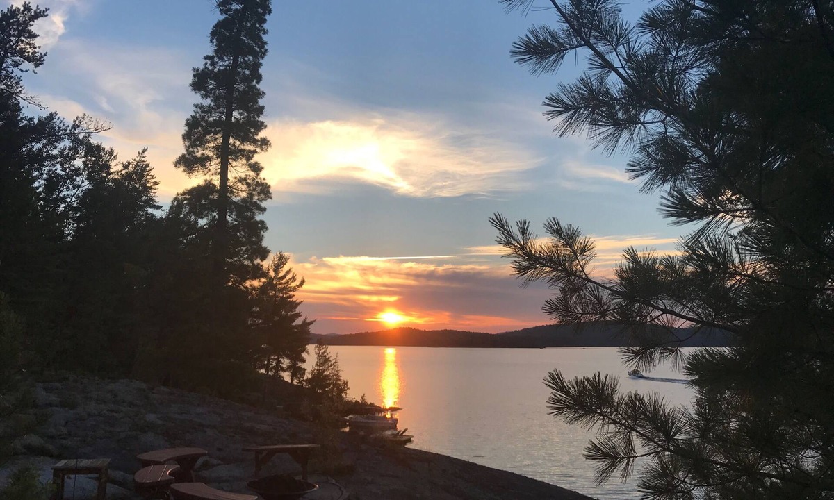 Bonfield Ski Chalet | Luxury Chalet in Provincial Park on crystal clear Lake Talon