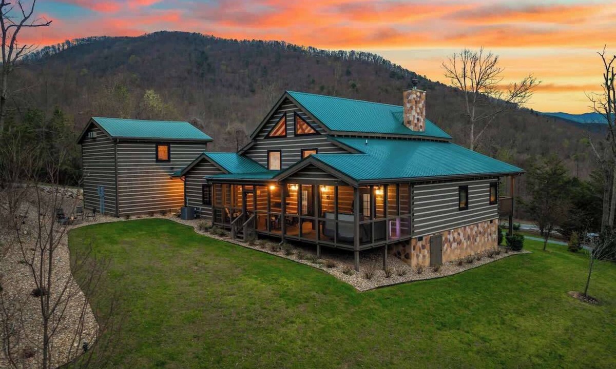 Newport House | Luxury, Chalet with Private Suite, Secluded, and HotTub
