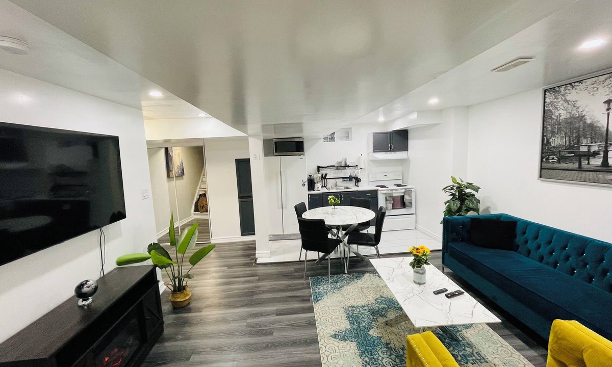 Mount Pleasant Apartment | Luxury Chic 2BED End Unit in Central Brampton