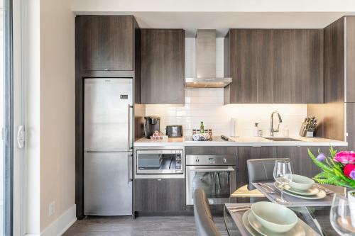 Toronto Entertainment District House | Luxury City View Condo Near FIFA event