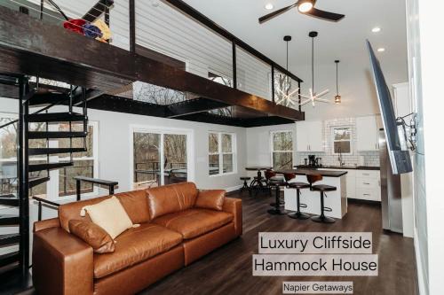 Wellington House | Luxury Cliffside Hammock House