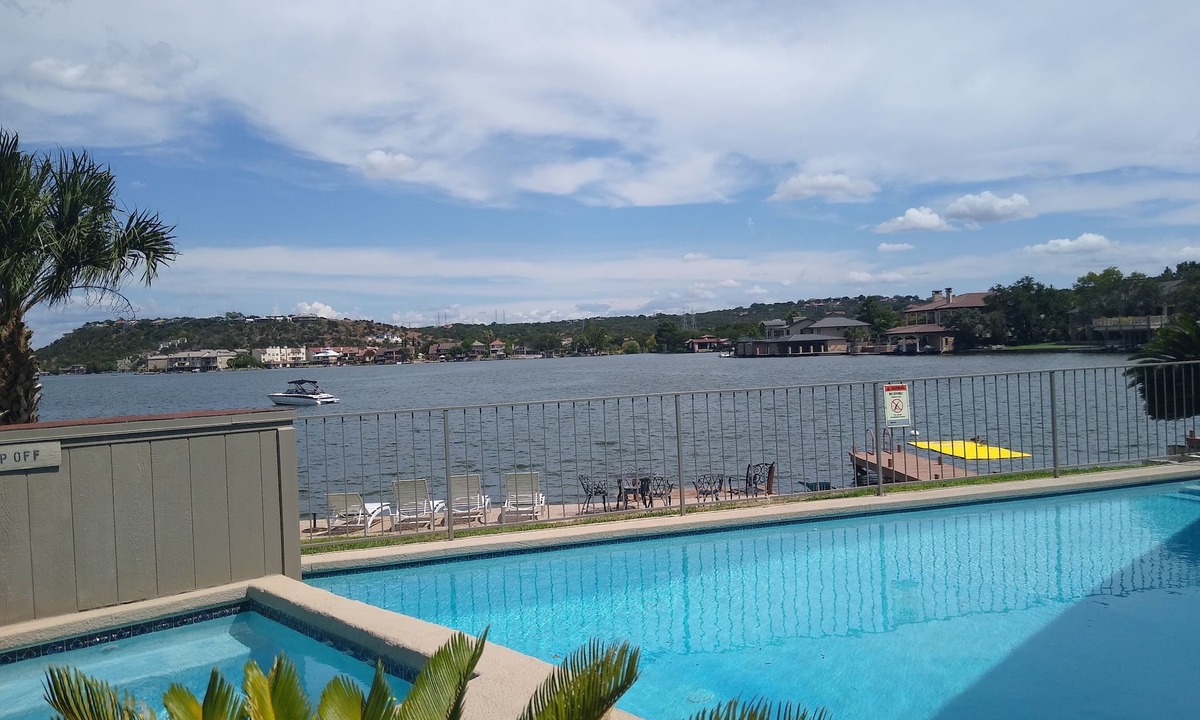 Horseshoe Bay Condo | Luxury condo, DISCOUNTED RATES…steps to Lake, sleeps 10, near Yacht Club!