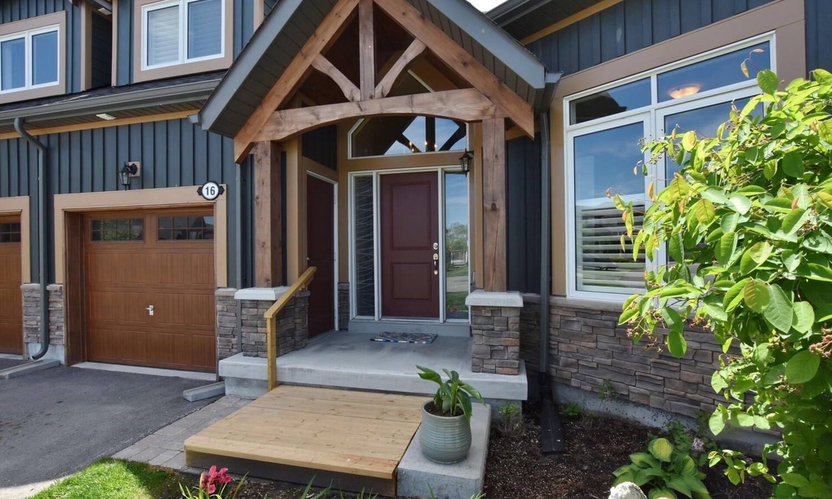 Collingwood Villa | Luxury Condo for 4 month Summer Rental on Golf Course