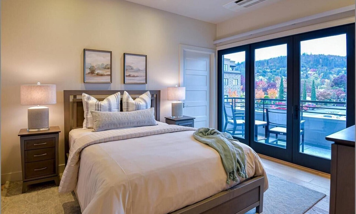 Historic Downtown District Cabin | Luxury condo with 2 bedrooms/2 bathrooms, sleeper sofa, full kitchen.