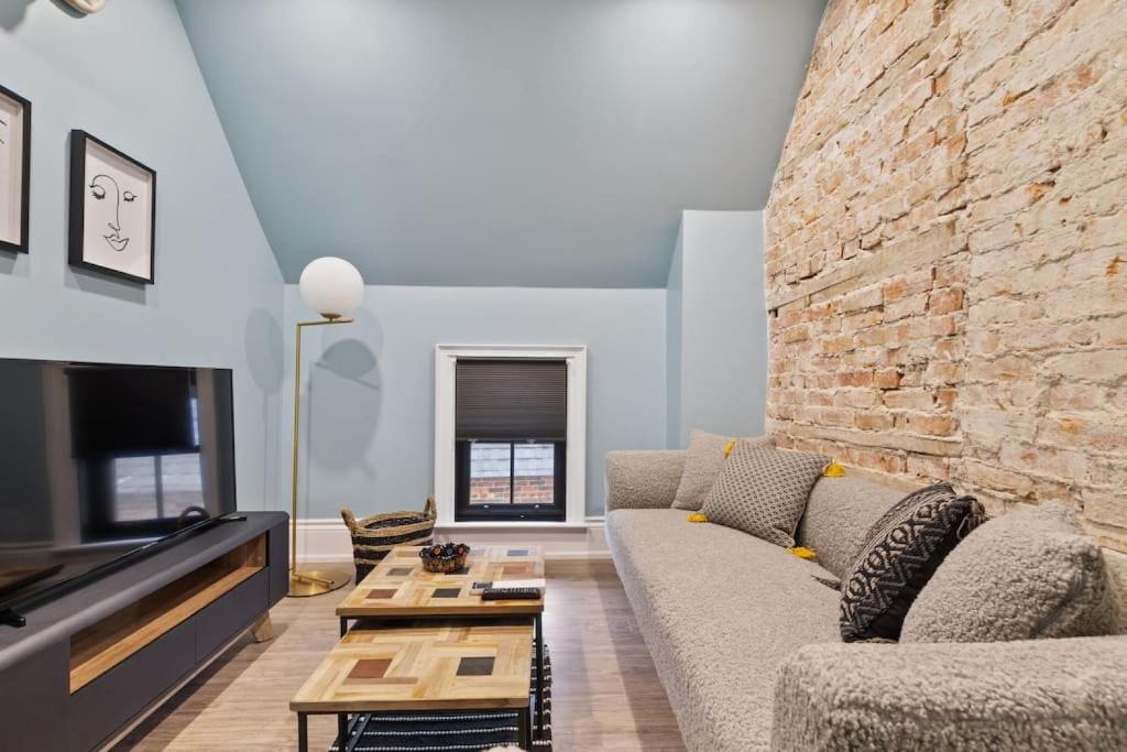 Collingwood House | Luxury Contemporary Condo in Downtown Collingwood 97044