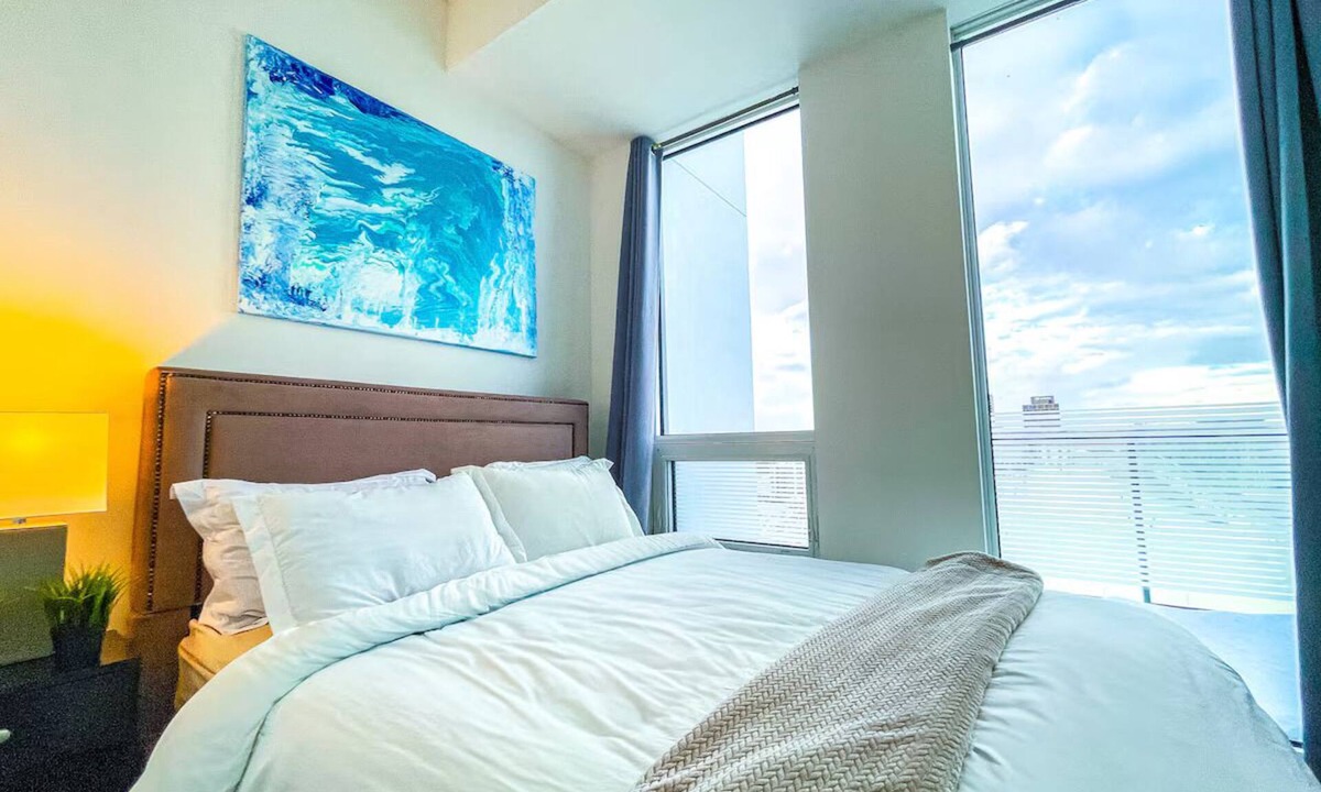 Unionville Apartment | Luxury Corner View Penthouse Downtown Markham