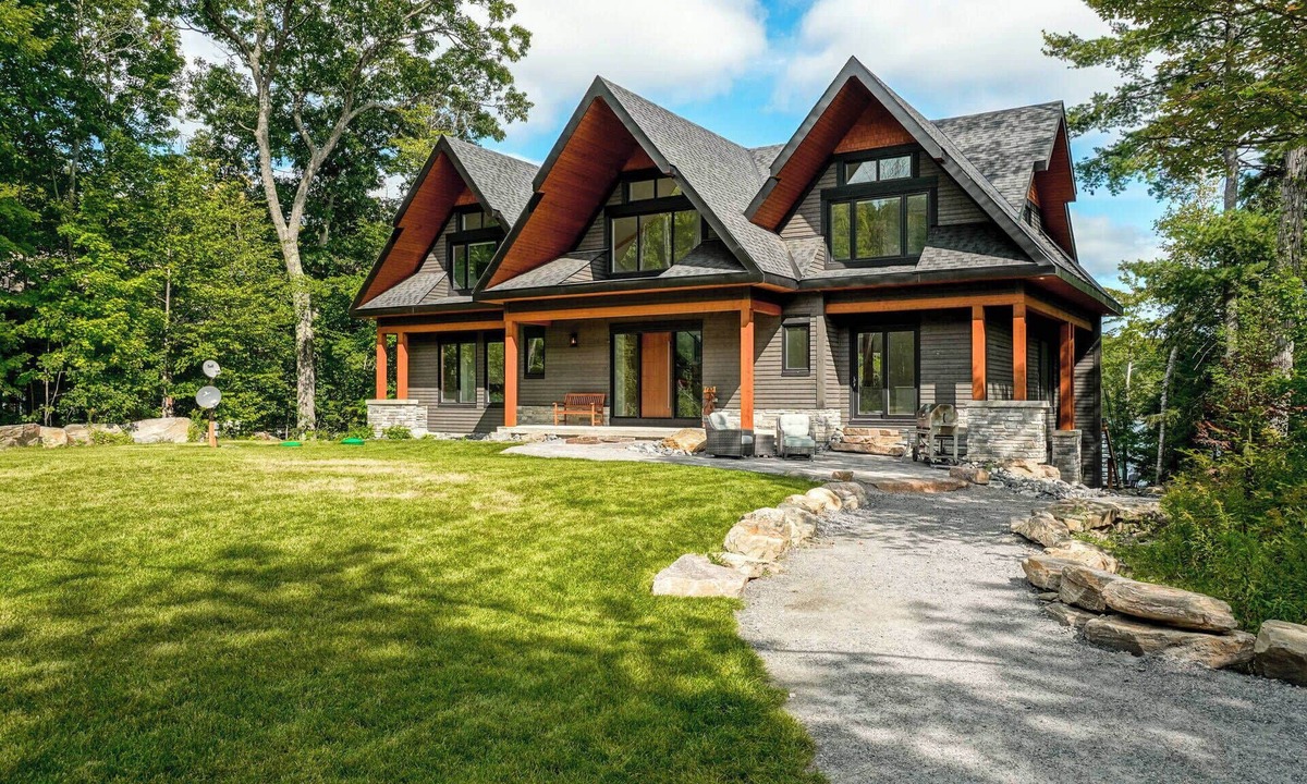 Carnarvon House | Luxury Cottage on Twelve Mile Lake