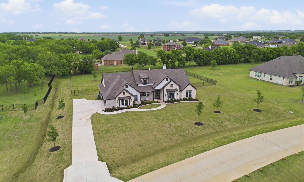 Gunter House | LUXURY COUNTRY LIVING with over 1 acre dog friendly, 4bd, 3 ba fully furnished!
