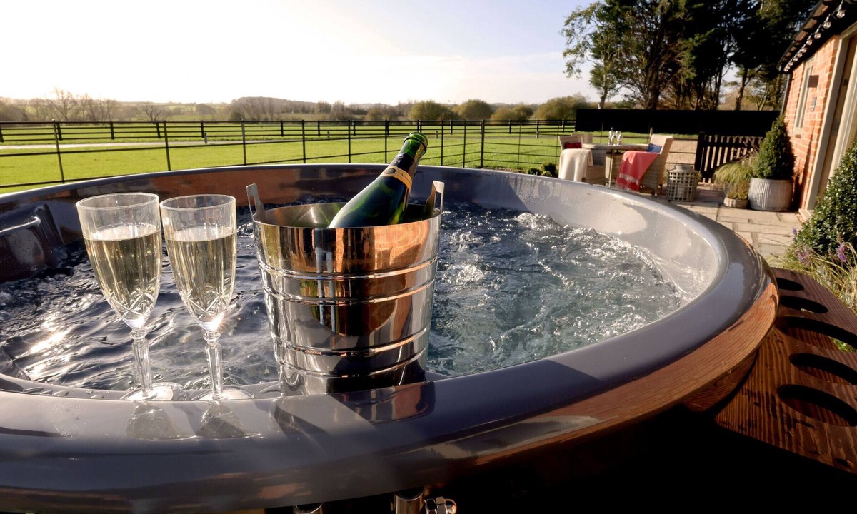 Quedgeley Cottage | Luxury countryside barn conversion with leisure facilities