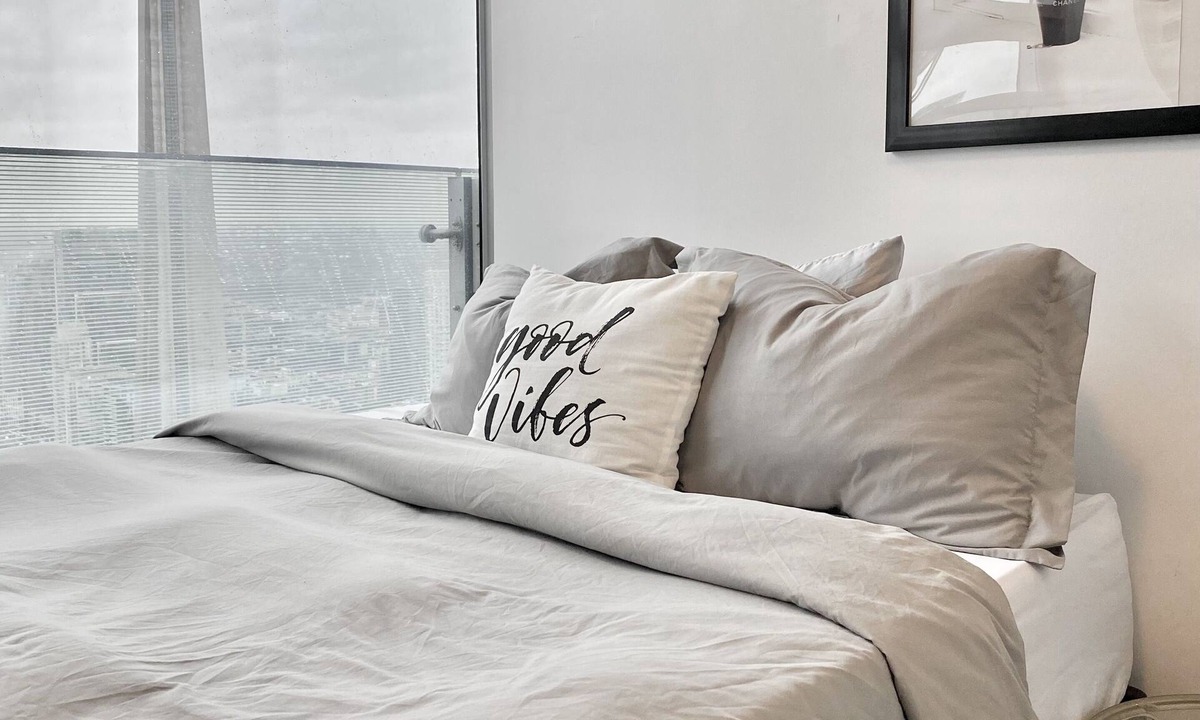 Central Waterfront Condo | LUXURY COUPLE GETAWAY WITH CN TOWER VIEW