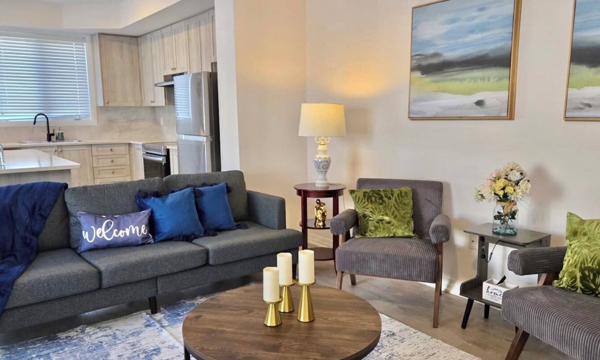 Bowmanville House | Luxury cozy modern house perfect for long stay with pool table