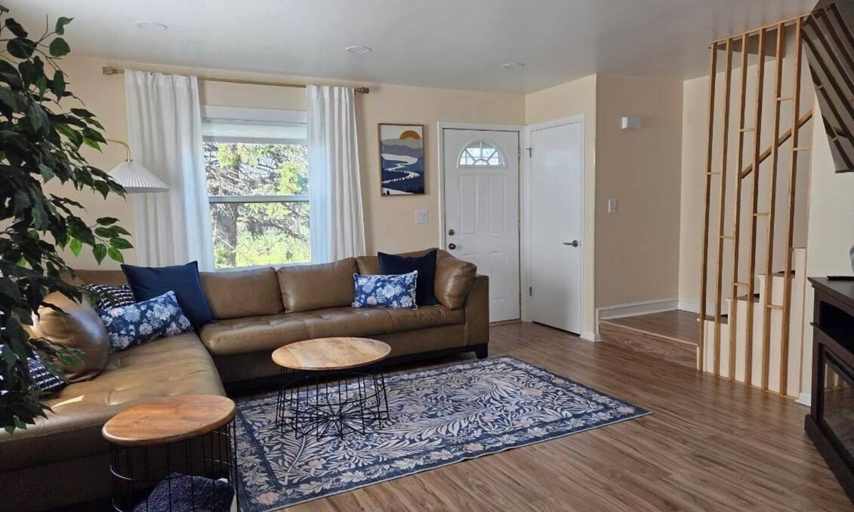 Gurnee House | Luxury Cozy Stay-Near Six Flags, Navy Base