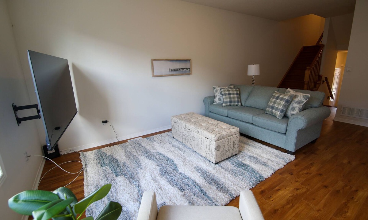 Stoney Creek House | Luxury Curated Stay – Steps from Lake Ontario