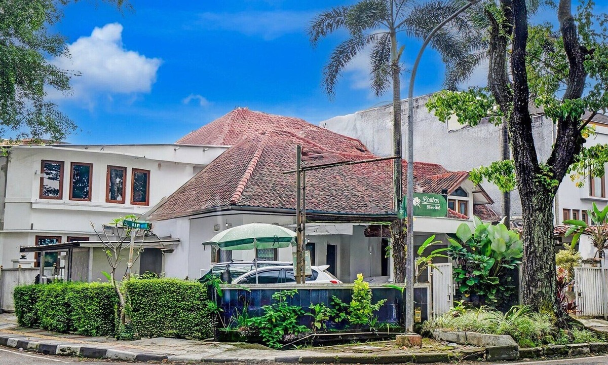 Bandung House | Luxury Deluxe DBL Retreat W/Free WiFi and Parking
