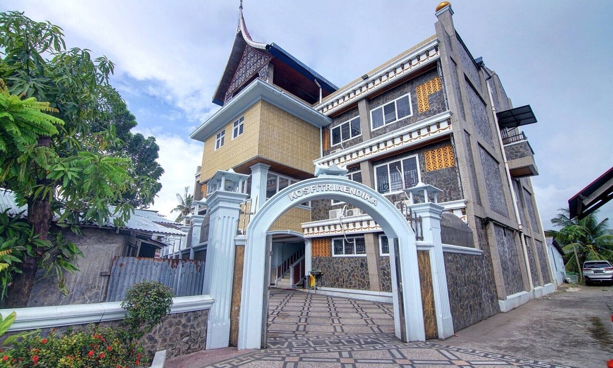 Padang House | Luxury Deluxe DBL Retreat W/Free WiFi and Parking