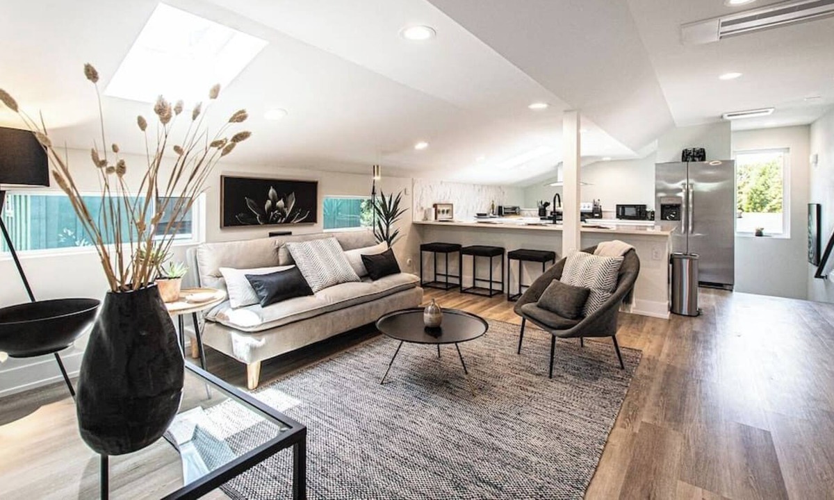 Montopolis House | Luxury Designers Loft Near DT & Airport