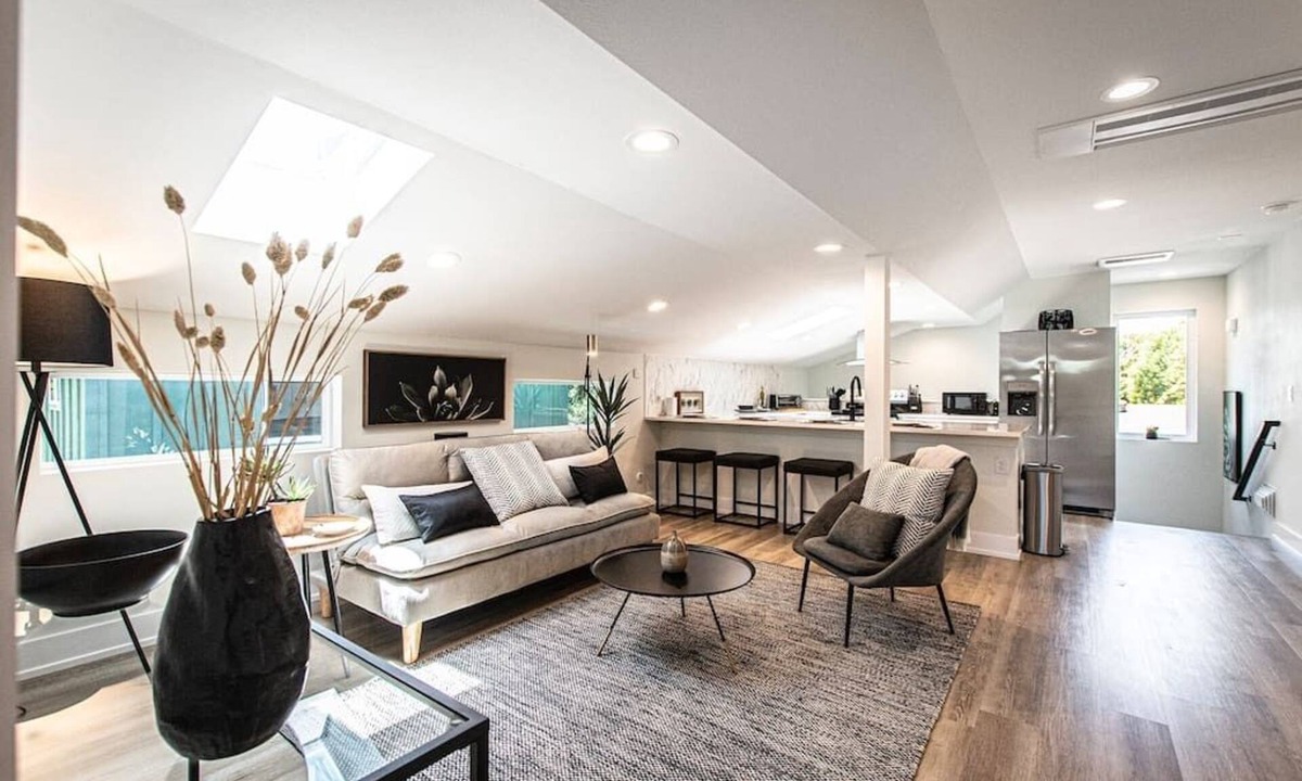 Montopolis House | Luxury Designers Loft Near DT & Airport