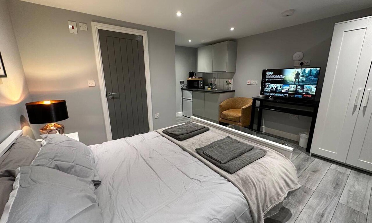 Luton Apartment | Luxury Detached Studio Apartment in Luton