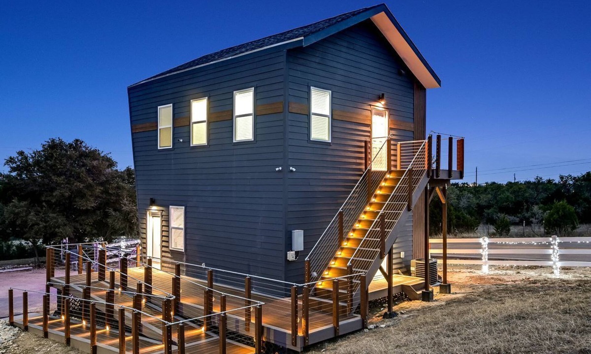 Lago Vista Cabin | Luxury Dome with Hot Tub for Glamping near Austin