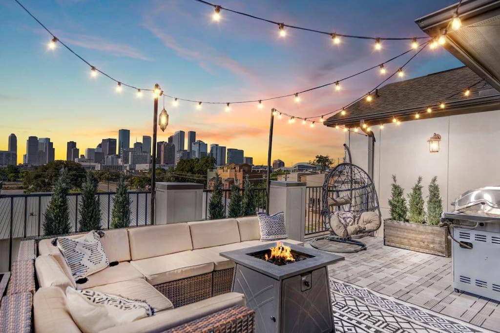 East Downtown Houston House | Luxury Downtown Home w Rooftop Deck in the Skyline