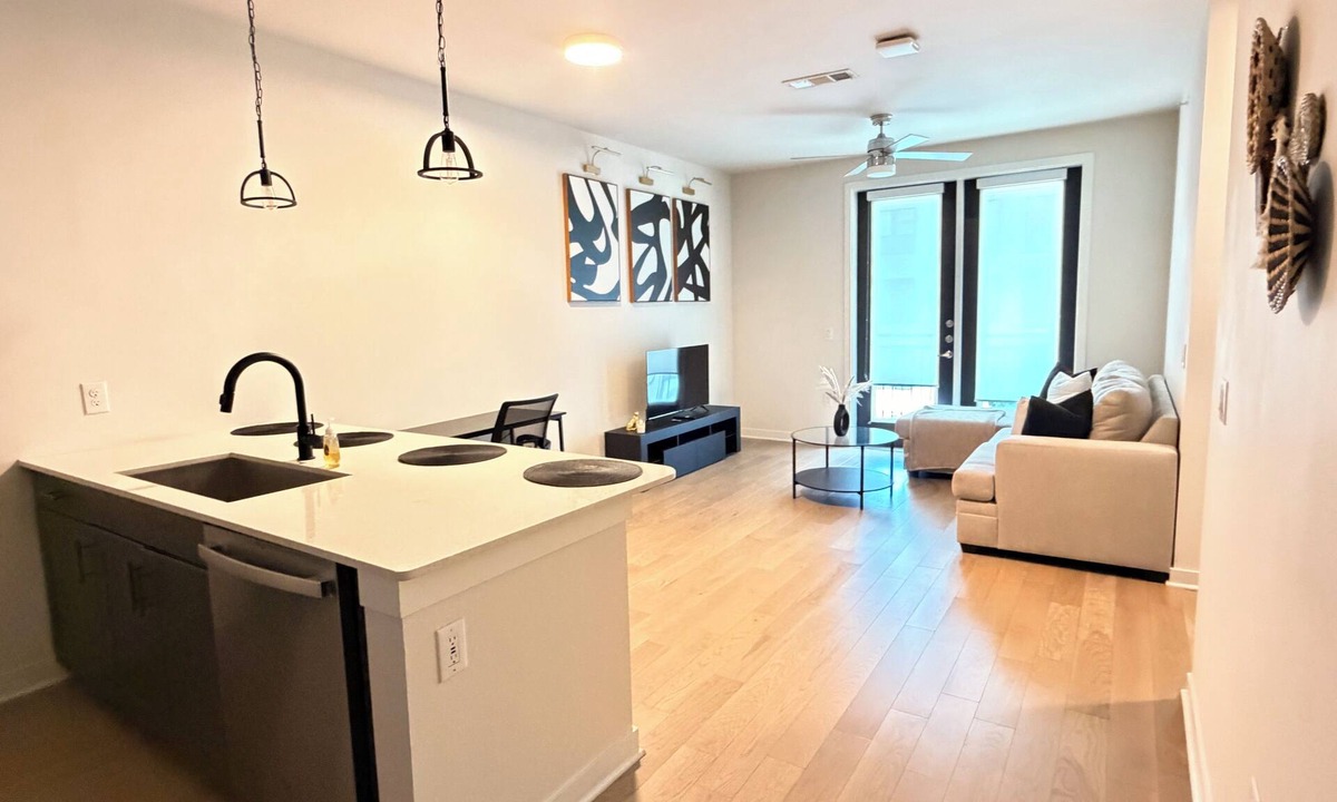Montrose Apartment | Luxury Downtown Houston Skyline Suite