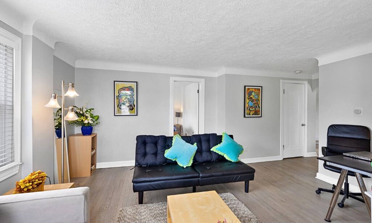 Royal Oak House | Luxury Downtown Retreat - Prime Spot - Sleeps 6