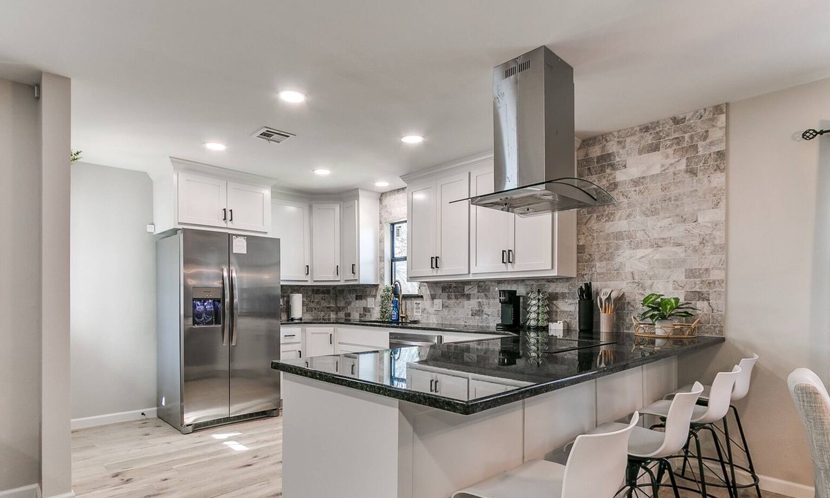 Norman House | Luxury Downtown Retreat - Walk to Main St - New Stylish & Comfy!
