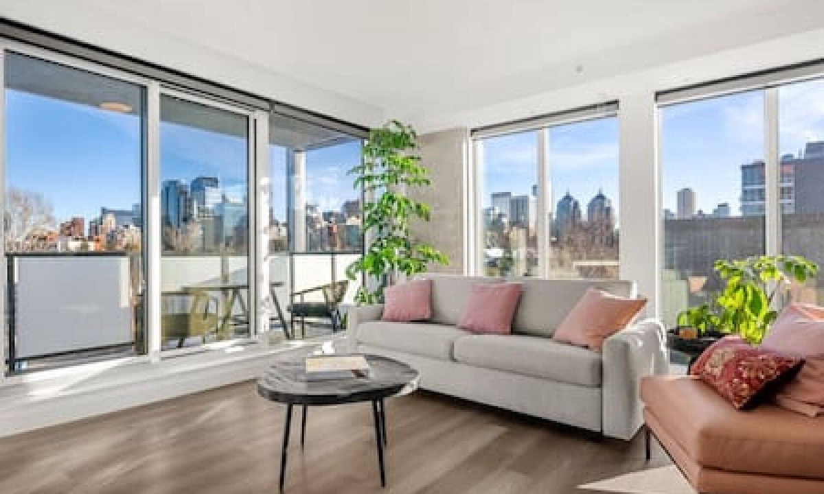 Kensington Apartment | Luxury Downtown Suite | Sleeps 6 |AC| Free Parking