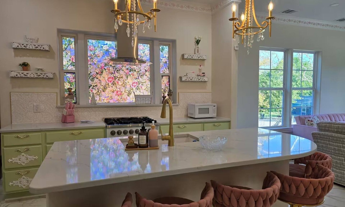 Denison House | Luxury Downtown Vintage Home w/Balcony, Cozy Attic, One block away from Main St.