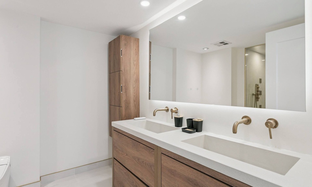 Toronto Entertainment District Apartment | Luxury DT Escape 3Bed2Bath! Pool |Gym |Parking