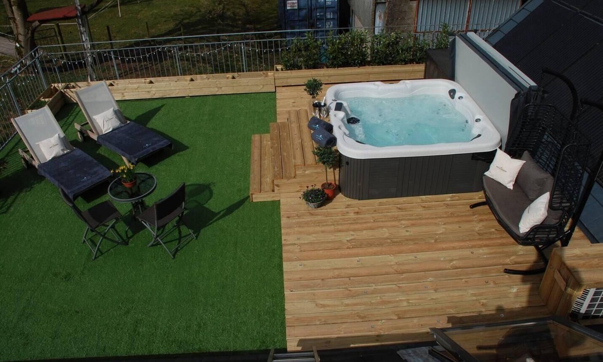 Perth House | Luxury Duplex - Sleeps 2 - Hot Tub - Parking