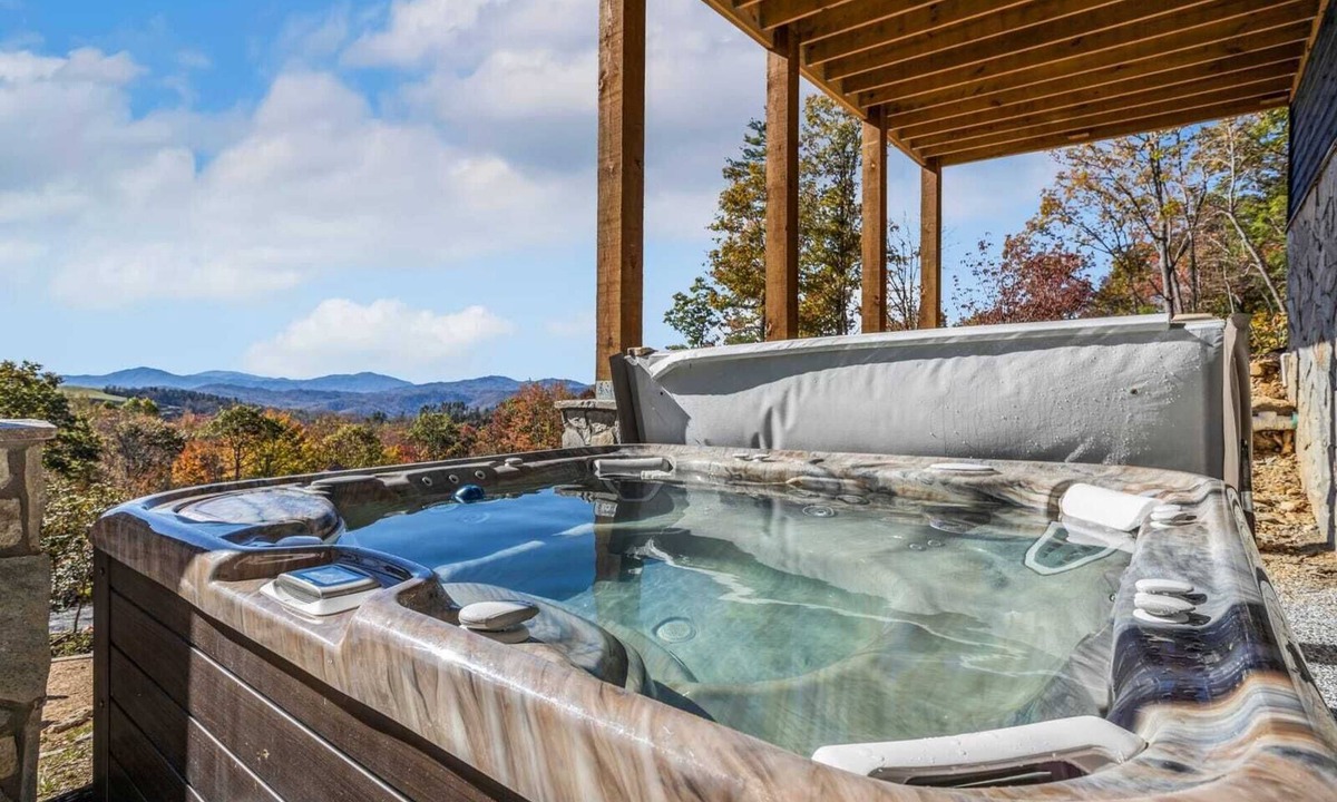 Elk Park Cabin | Luxury Eagles Nest Lodge: Hot Tub, Game Loft, Fire Pit, & Year-Round Panoramic Views!