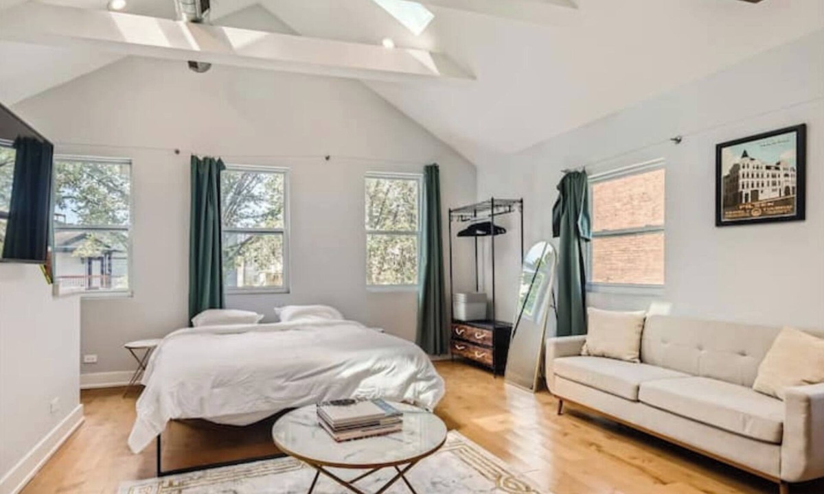 Lower West Side Apartment | Luxury East Pilsen Studio with Cal King Bed for 2