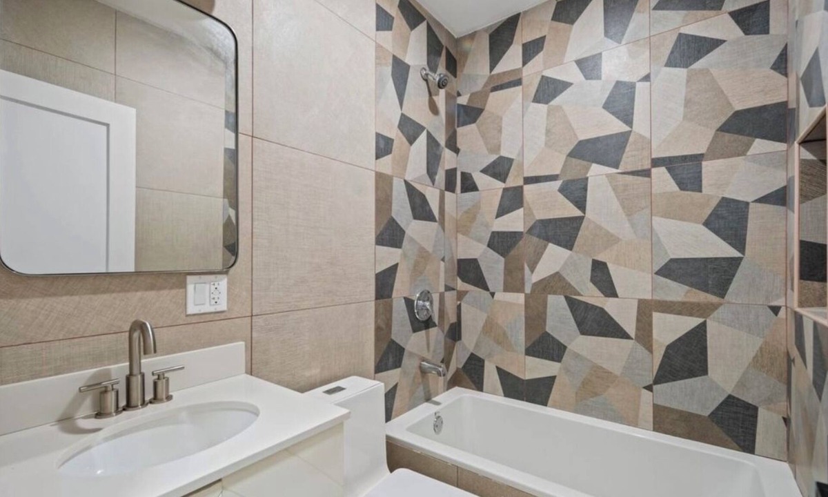 Mott Haven Apartment | Luxury & Elegance @ Large Private HOME, 3baths, CentralAC, Washer/Dryer, Parking