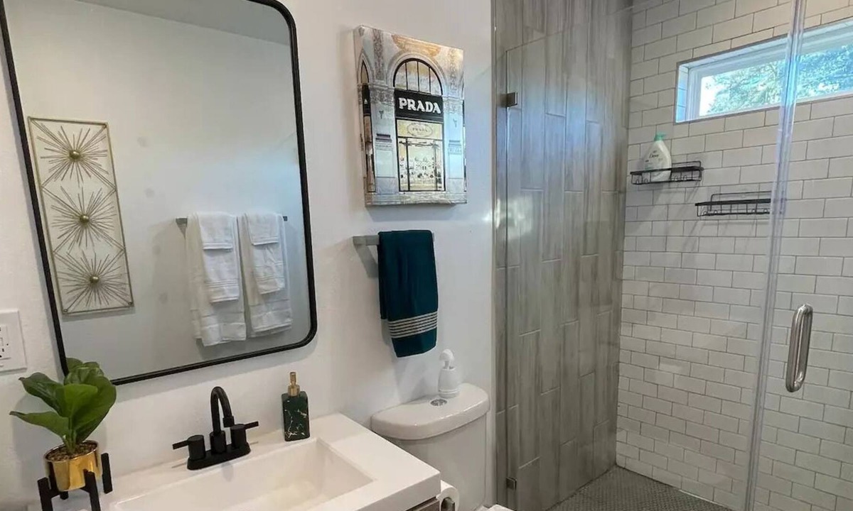 Old East Dallas Apartment | Luxury Emerald Green 1 Bedroom Apt. by Downtown