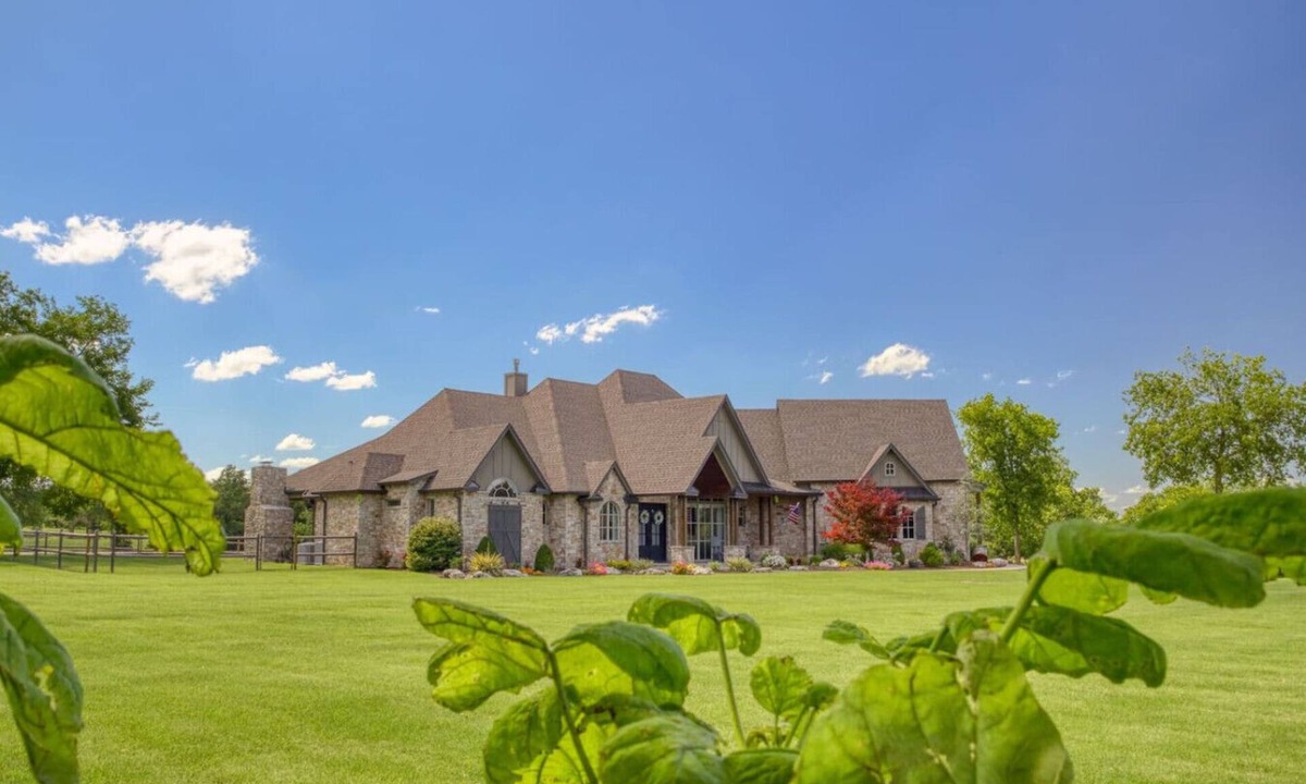Owasso House | Luxury Estate on Gated 15-Acres w/Pool & Sauna