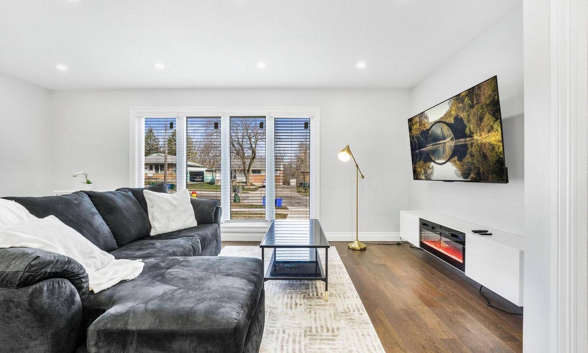 Kitchener House | Luxury Estate+Renovated 5 BD+65"