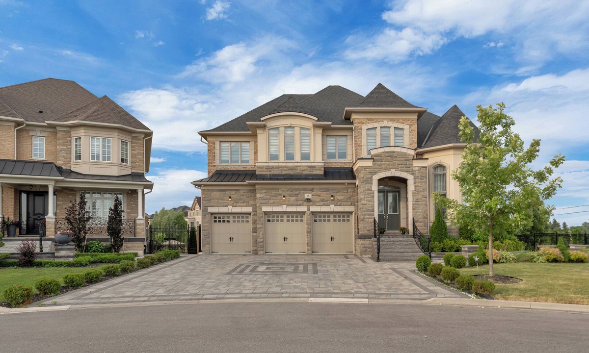 Brampton House | Luxury Estate-Style Home ~Premium Comfort ~Games