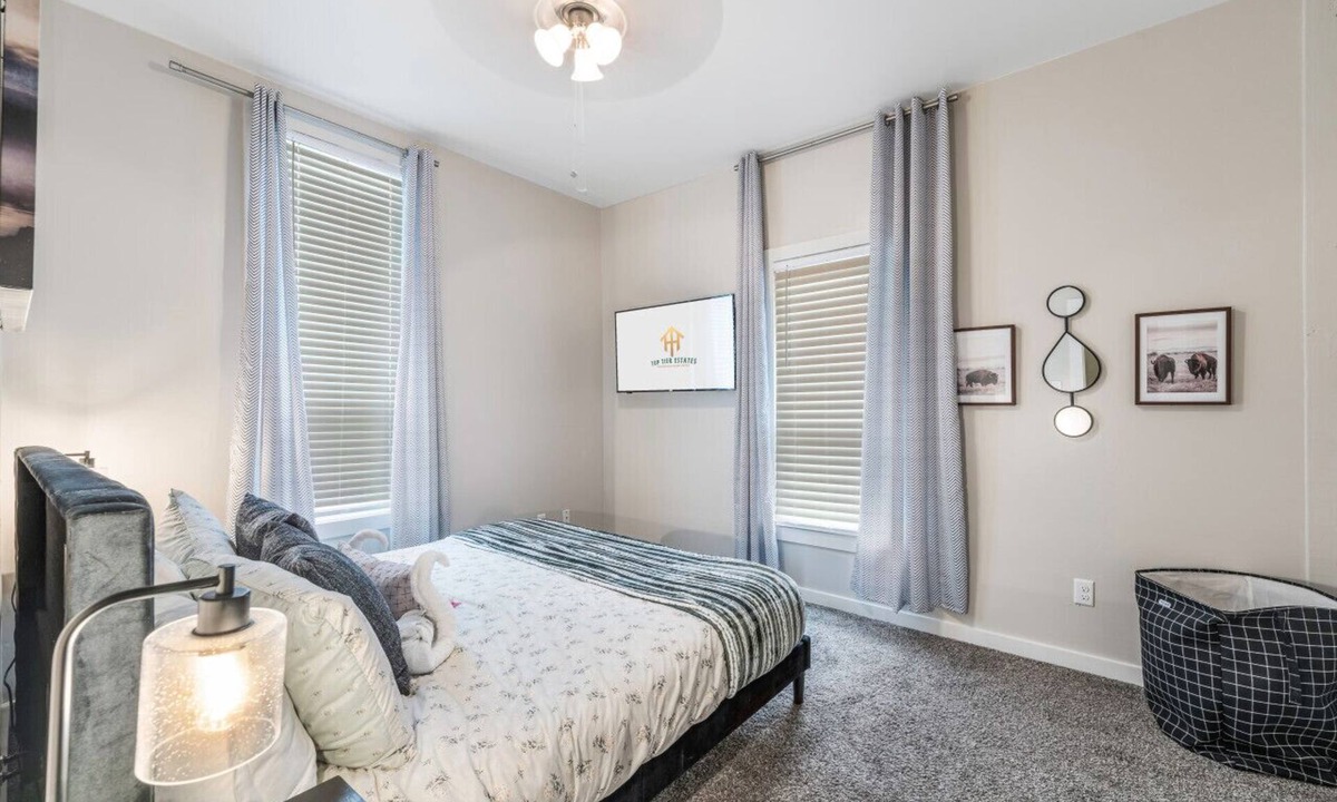 Fort Worth Cottage | Luxury Family Friendly Home 6 Queen Beds