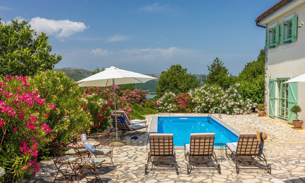 Tribalj Villa | Luxury Family Home. Heated Pool. Kids Park. Pets. Privacy. Concierge. Sauna.