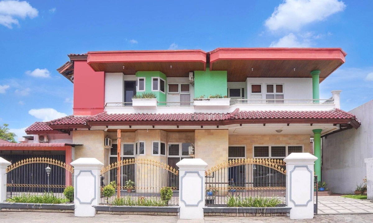 Padang House | Luxury Family Stay with Extra Space and Free WiFi
