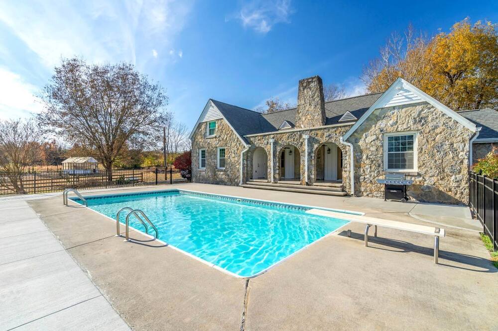 Maryville House | Luxury Farmhouse Retreat with Swimming Pool near Great Smoky Mountains in Maryville, Tennessee